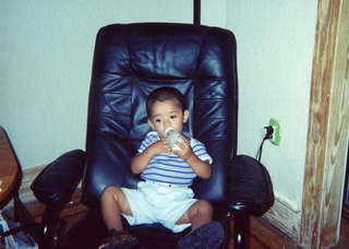 2004-Gaby in Papi's chair