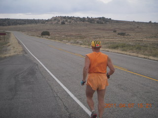 1429 7j7. Canyonlands road - Adam running