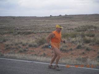 1435 7j7. Canyonlands road - Adam running