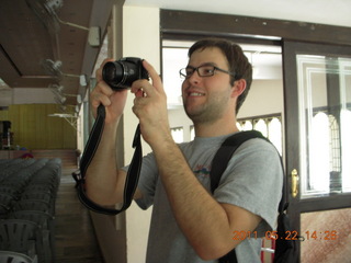 India - wedding location - lunch - Puducherry (Pondicherry) - JZJ taking a picture