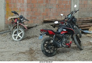 129 a0f. Peru - drive to Aguas Calientes Vistadome Train station